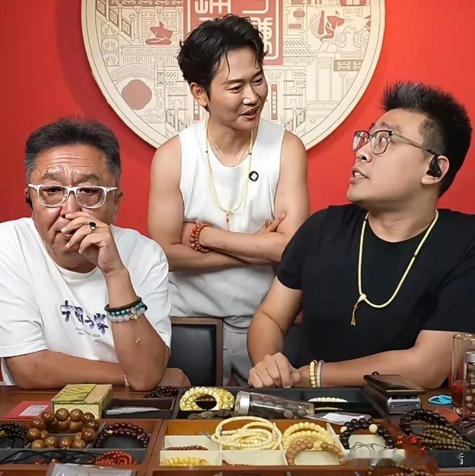 大家都知道孟鹤堂是郭德纲的徒弟，其实他更是于谦的干儿子。多少年一直住在于谦家里