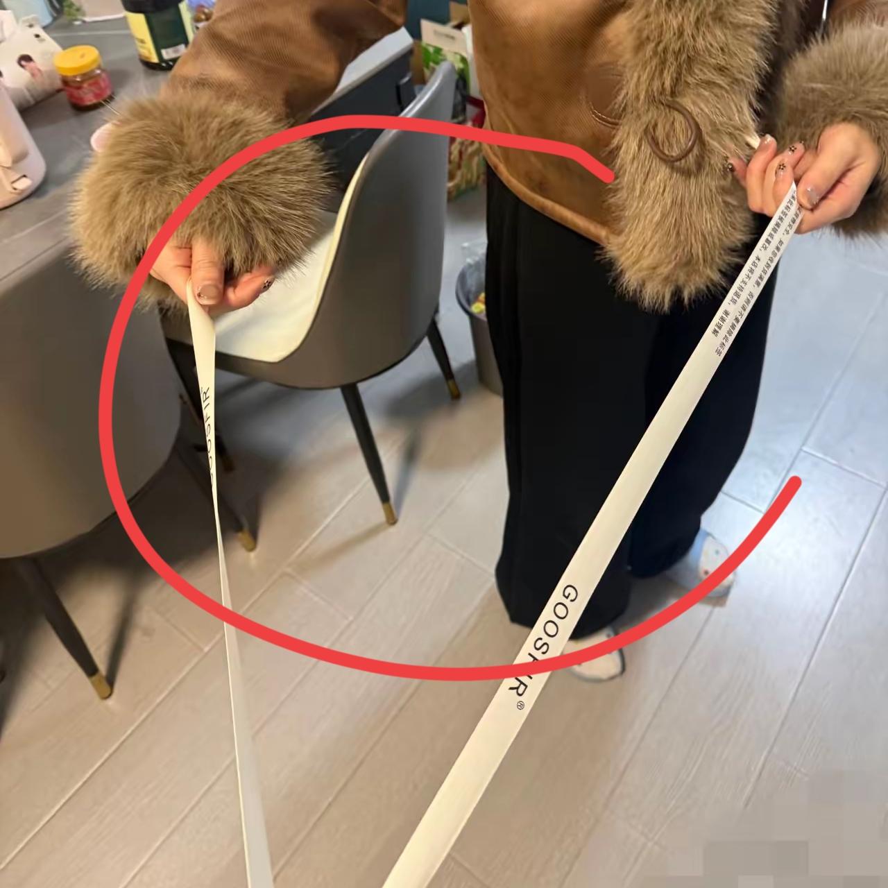 白嫖党这一次彻底傻眼了！商家为了防蹭穿又出新招了，继“大吊牌”后又出“超常防