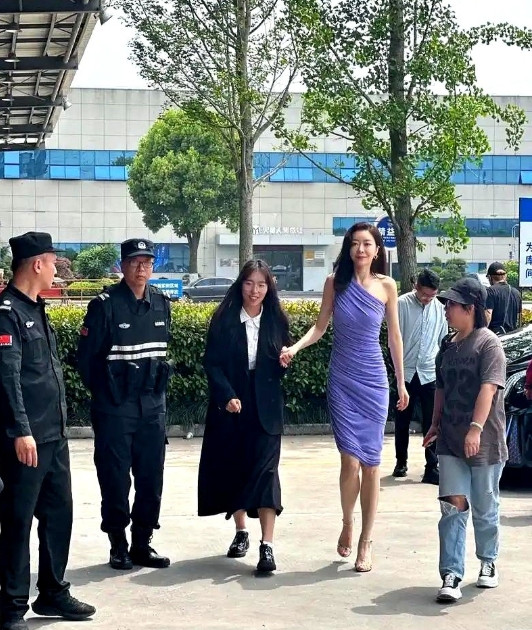 终于知道郭富城为啥当年不娶熊黛林了，本人个子太高像个巨人一样太大只了，身高只有1
