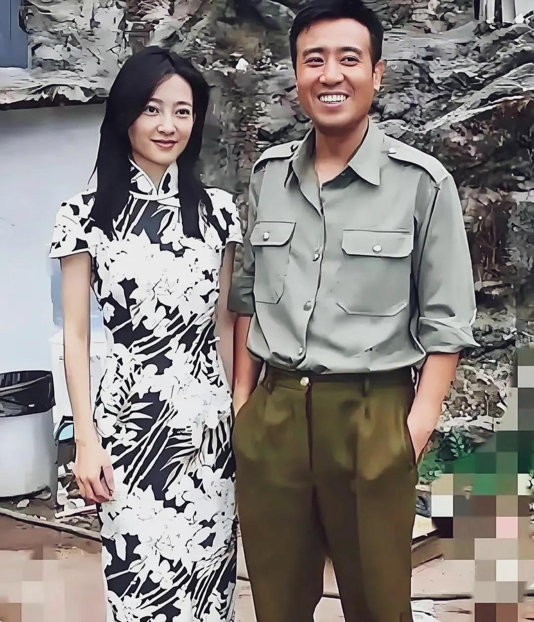 王丽坤于和伟同框，王丽坤花色旗袍上身气质优雅！真是绝色美女！于和伟憨憨的傻笑。王