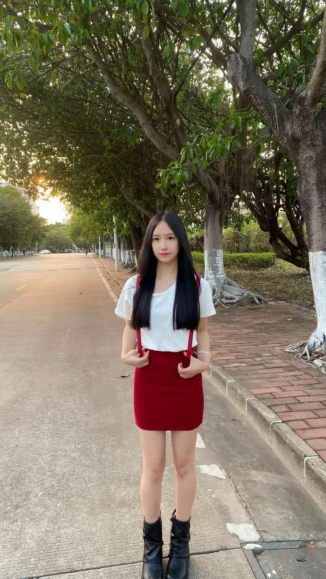 虽30仍18。白t恤搭配小短裙阳光红裙