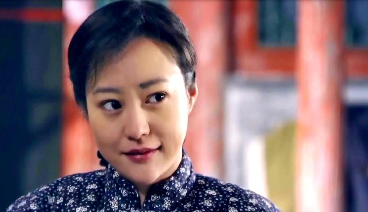 沙发陷进去一半，我老公盯着电视，斩钉截铁地说：“秦淮茹。”我问他，《情满四合院