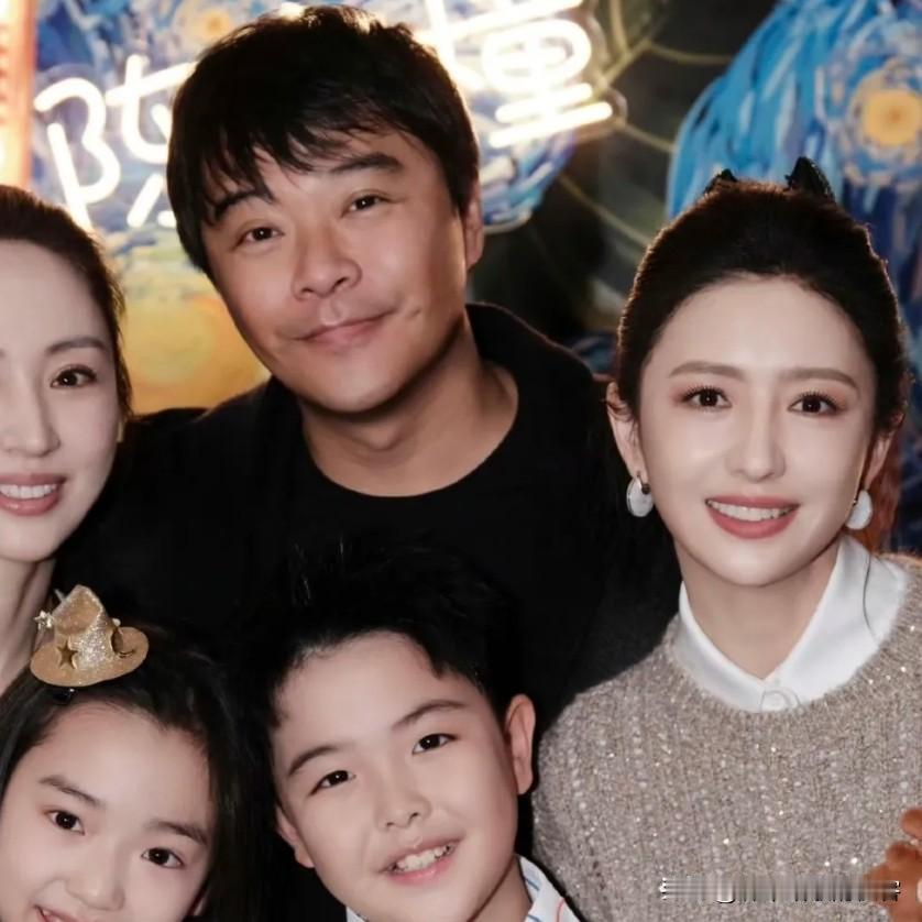 这肢体语言，佟丽娅身体倾向朵朵，脑壳躲开陈思诚，妙啊，下意识的小动作藏不住疏