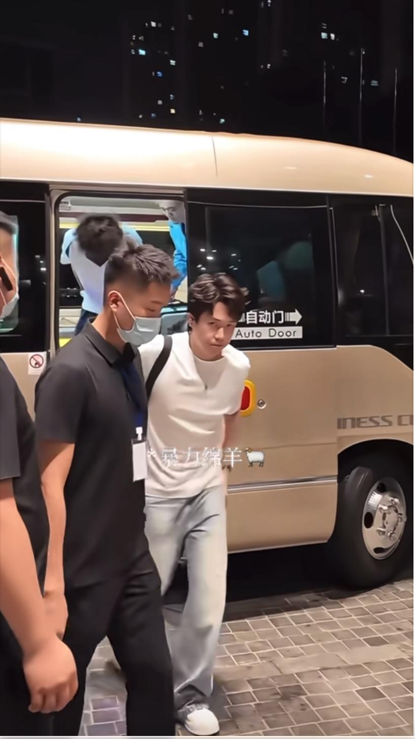 王楚钦深夜低调到达大连参加乒超联赛第一阶段的比赛啦！7月22日凌晨，王楚钦与