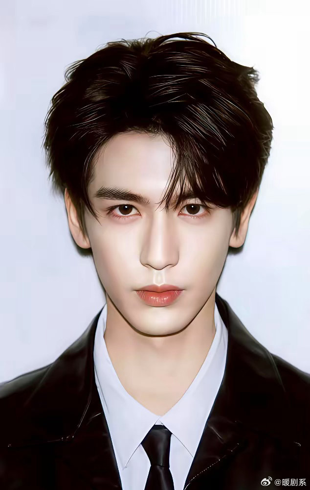 别再吹张凌赫旺女主了，他片酬自降850万，真相捅出来能吓你一跳。你以为他在捧田曦