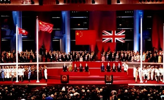 当年的条约写得清清楚楚，香港岛被永久割让给了英国。按照近代殖民体系的惯例，一旦领