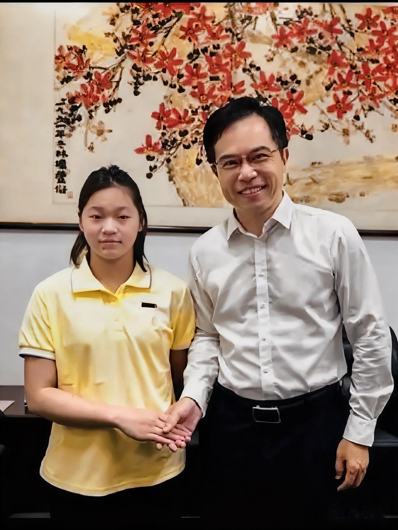 全红婵又双叒叕上热搜了！这次不跳水，改“跳”进大学校园了屏，‮刷次再她让影合
