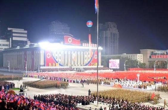 朝鲜为什么要在夜晚，举行阅兵仪式呢？是出于安全考虑吗？ 从历史脉络看，夜间阅
