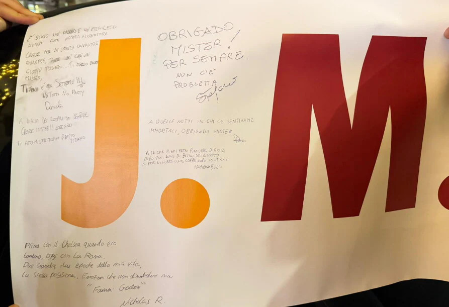 昨天有一小群罗马球迷在本菲卡入住的酒店外等待穆里尼奥，他们是上轮追随罗马前往都灵