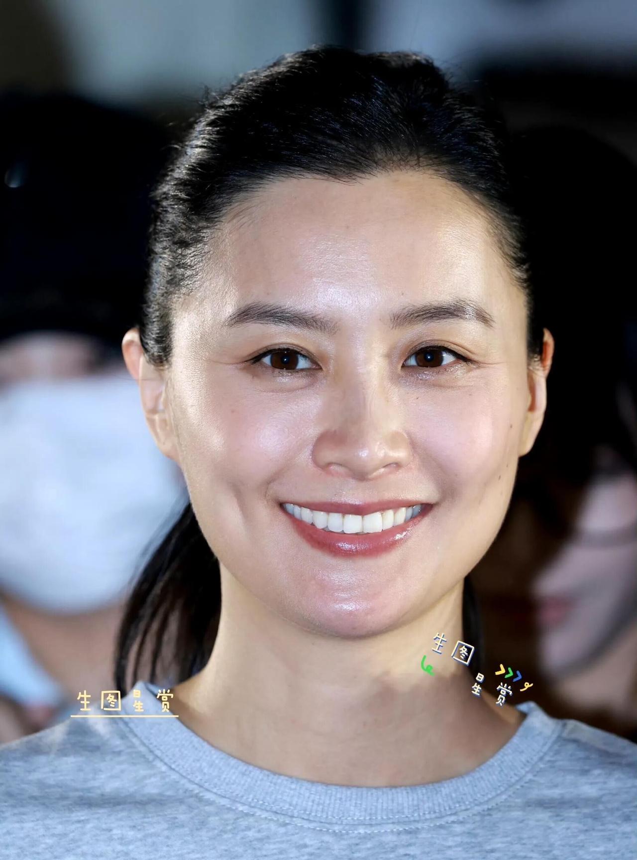 好眼熟哦，这位女士是谁？没有滤镜的生图，颜值好普通，大饼子的脸，加上脸上的鱼尾纹
