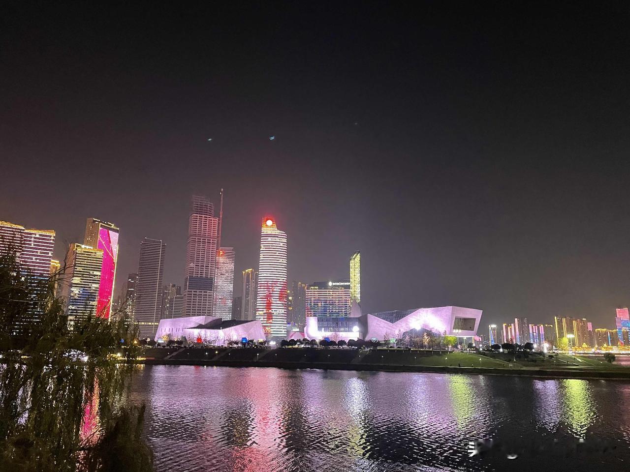 五一假期，长沙夜游！📍长沙湘江风光带长沙一座不夜城，这里的夜景随着各种