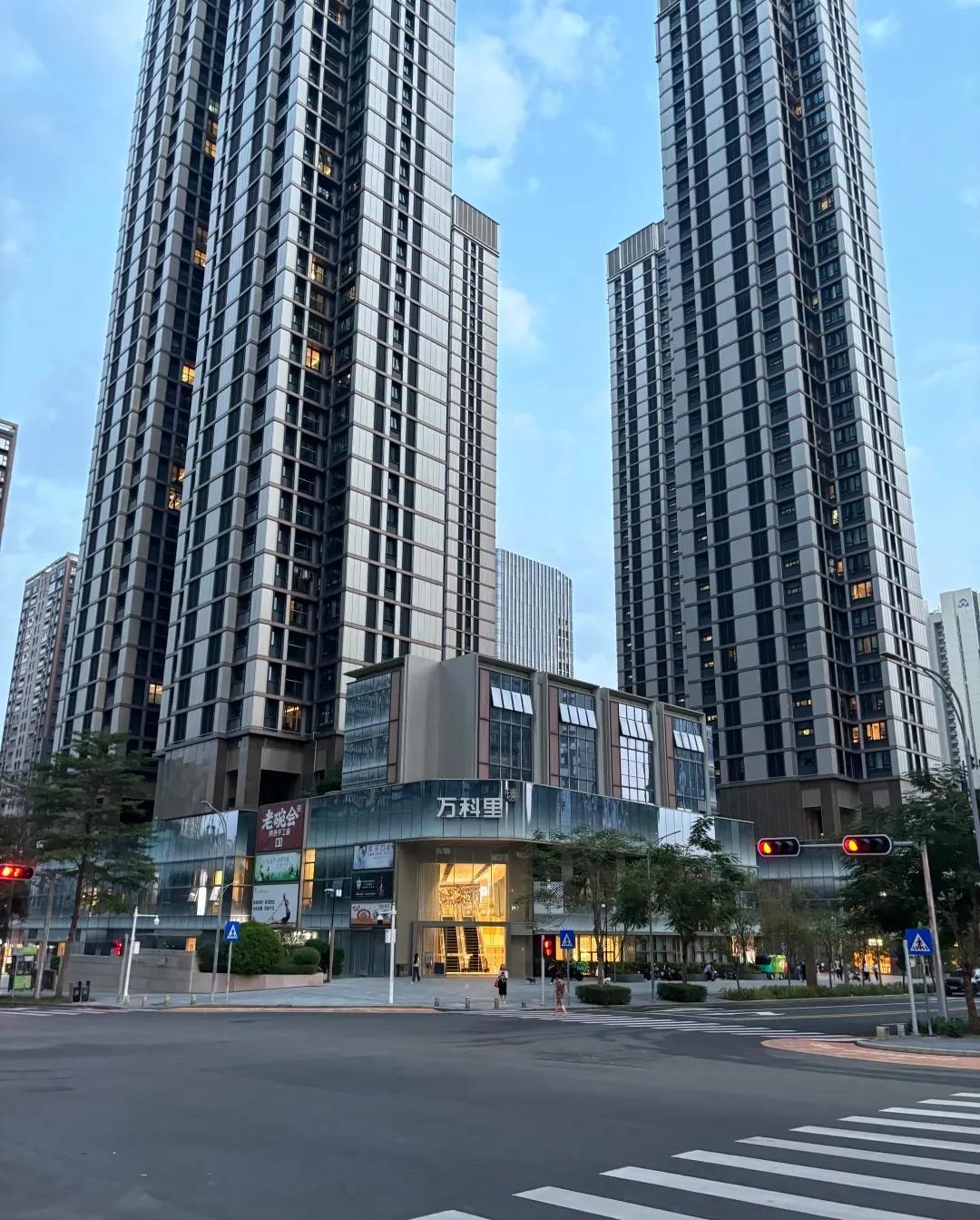 我大学有个同学月工资12000，他老婆妇产科大夫工资14000，一个女儿研究