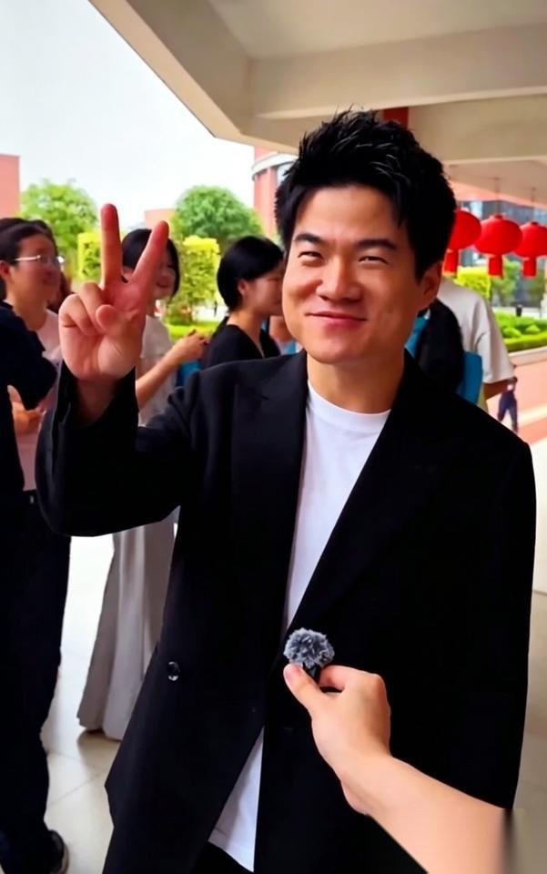 其实，董宇辉与涉事优思益产品没有任何关系，只是沾上了＂优思益＂三字，就招来了无妄