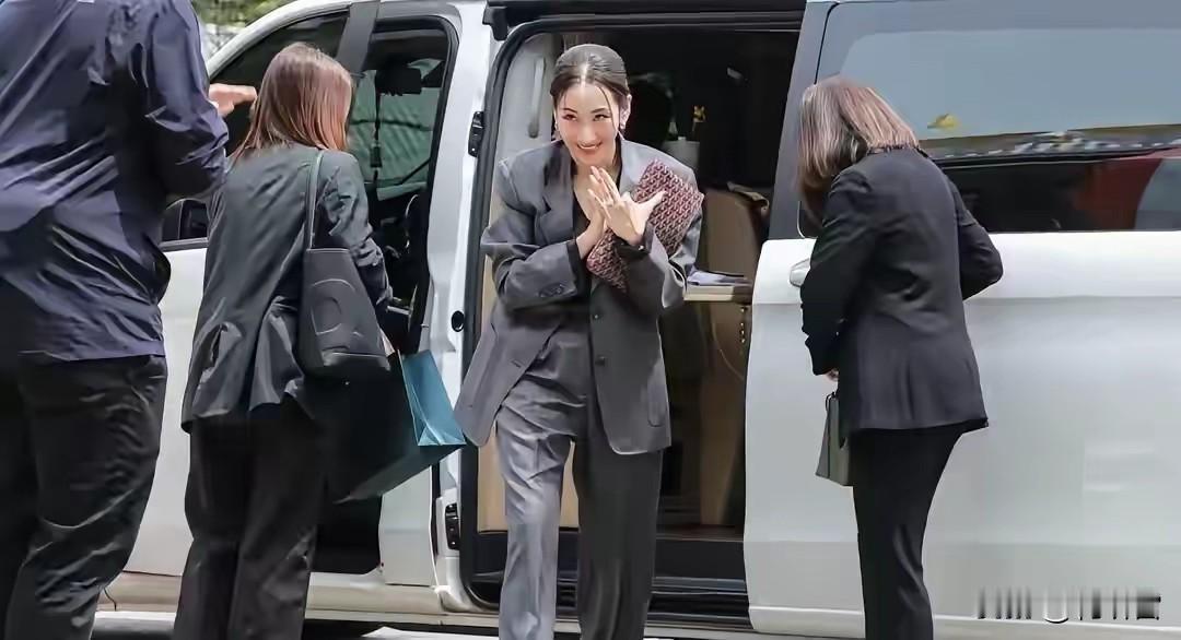 不知所踪，佩通坦盘不动了？时装秀戛然而止？他信的第三次探监只有萍通塔和纳塔鹏去探