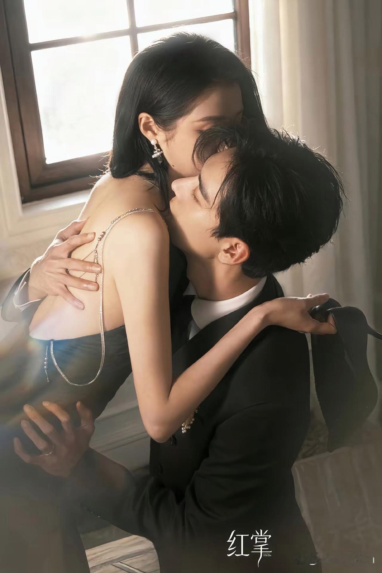 关晓彤分手后状态确实不一样。《红掌》杀青物料一出，她和陈星旭那组情侣照直接把网友