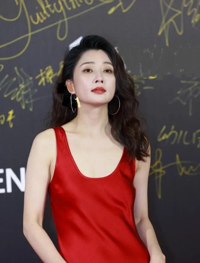 被45岁殷桃的状态惊艳到！一袭红裙优雅又风情，岁月在她身上只留韵味。这种无惧岁月