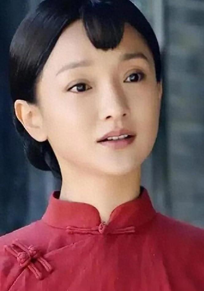 51岁周迅江西啃西瓜杀疯了！素颜嫩过00后，网友：这姐是吃了唐僧肉？【偶遇现场