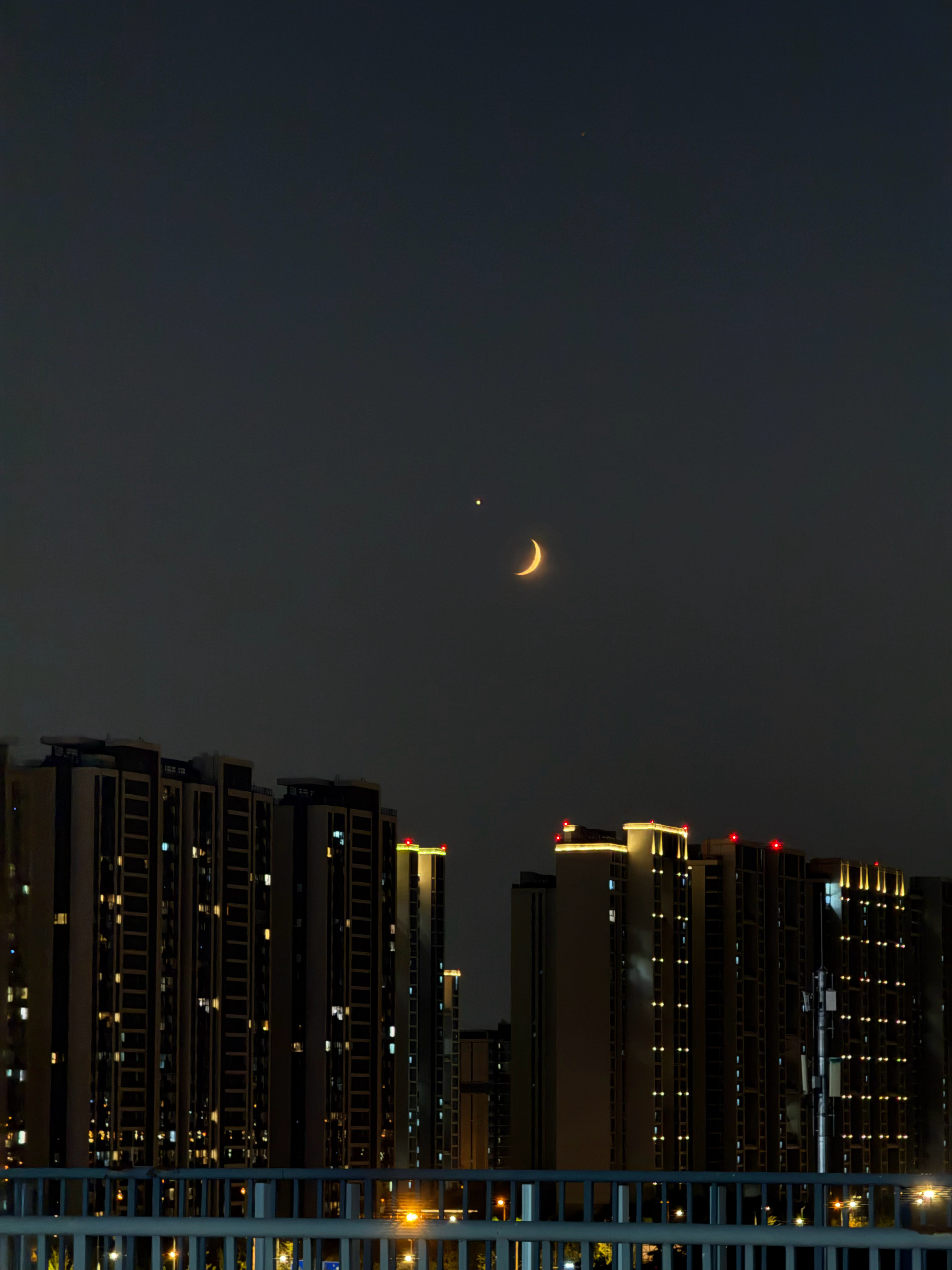 #金星伴月#是夜空中极具观赏性的经典天象。就夜空中的亮度而言，通常情况下，月球稳居首位，金星位列第二