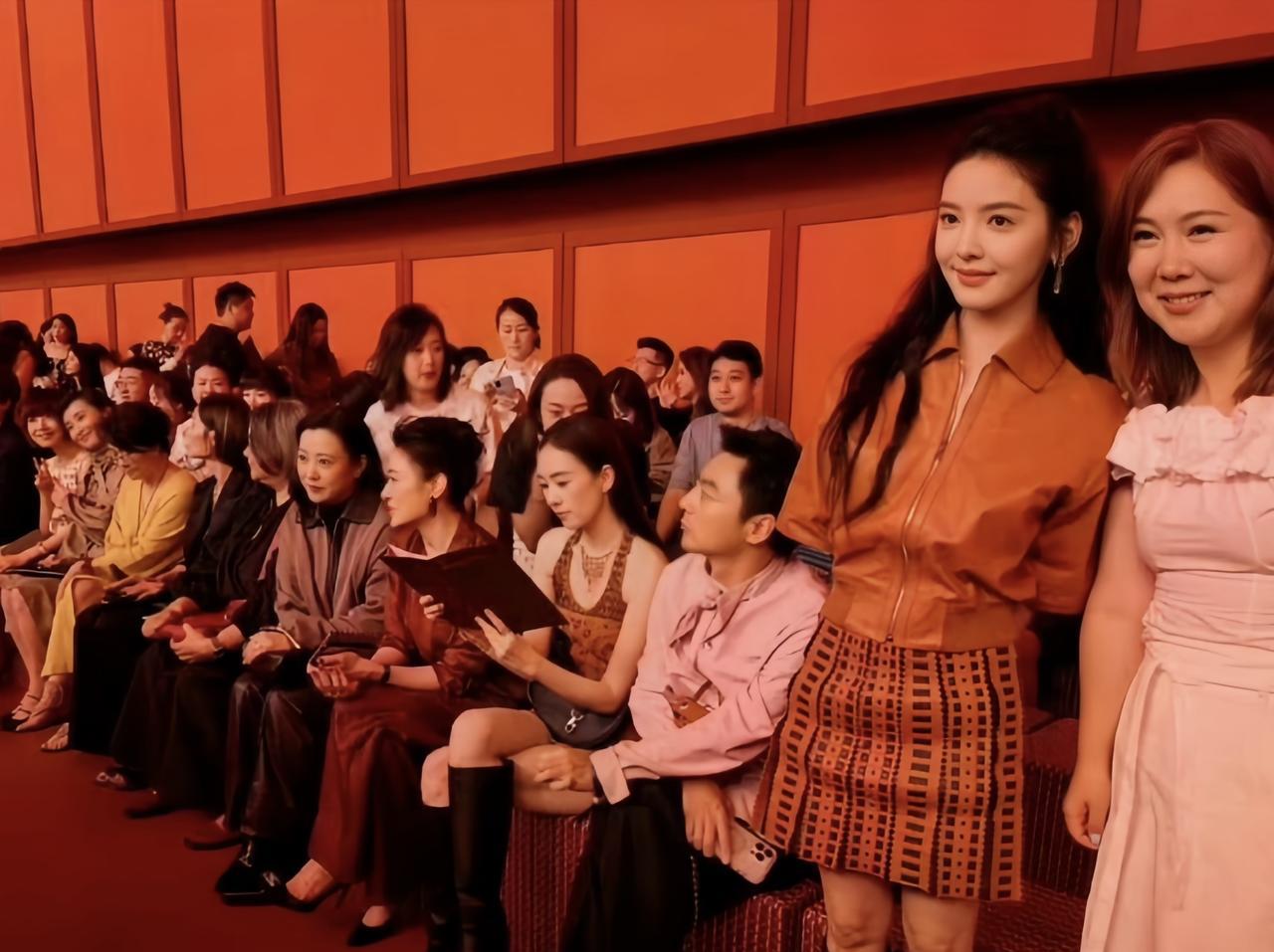 6月13日，众多明星现身上海看爱马仕大秀，这个视角看章若楠，美少女感十足。梁朝