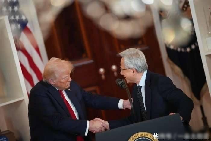 黄仁勋砸钱买政策，结果一句话翻车，科技真相撞上政治泡沫2025年11月前，英