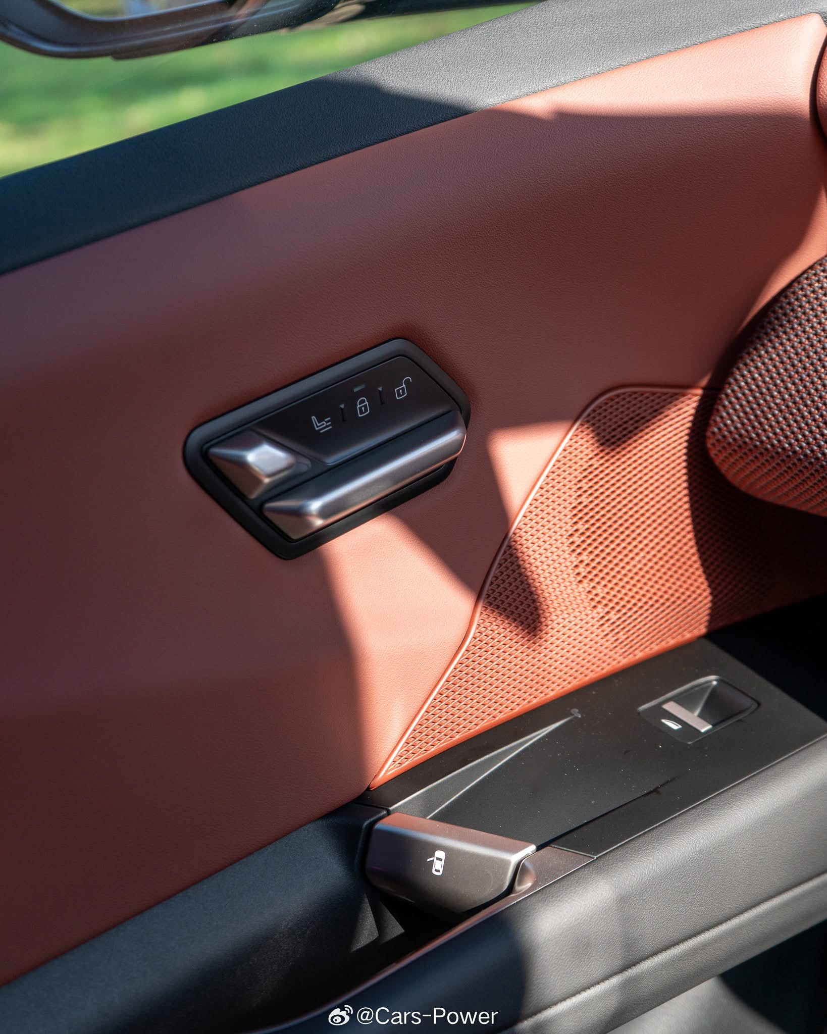 新世代宝马iX3🩶🩶🩶银色车身棕色内饰🤎🤎🤎这配色看起来想买吗？