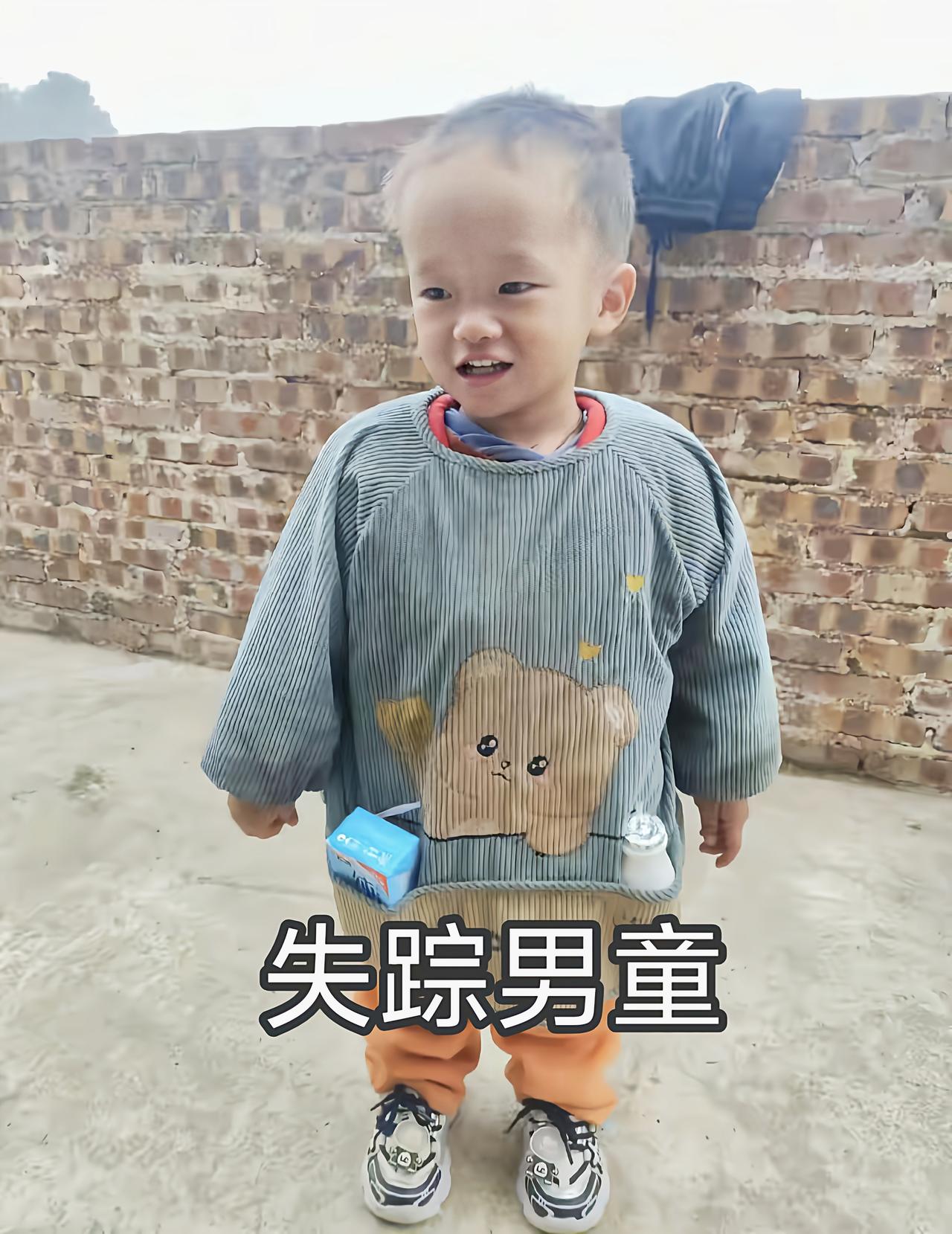 广西玉林容县，这名3岁幼童小天在外婆家玩耍结束后，被年迈外婆送至村口小路，独自步