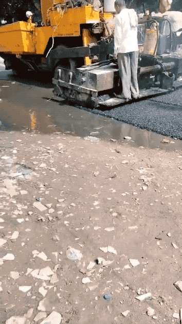 令人喷饭的印度基建：新建柏油路直接就铺，网友讽刺是混合粪便的新技术！一直批评印度