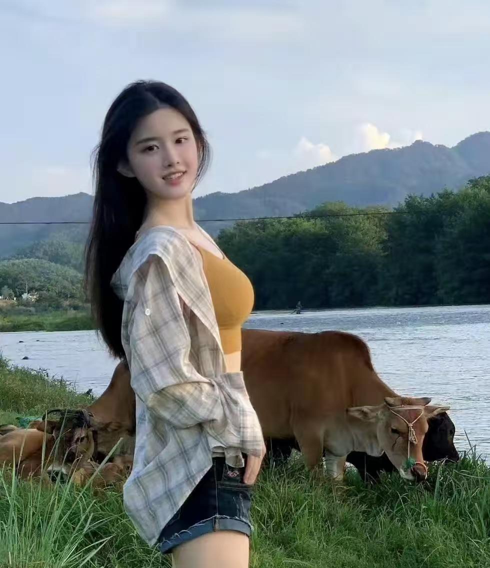 七律•村花情青云/赋容仪皎洁性温纯，取舍分明自出尘；不向高门攀暖日，放牧