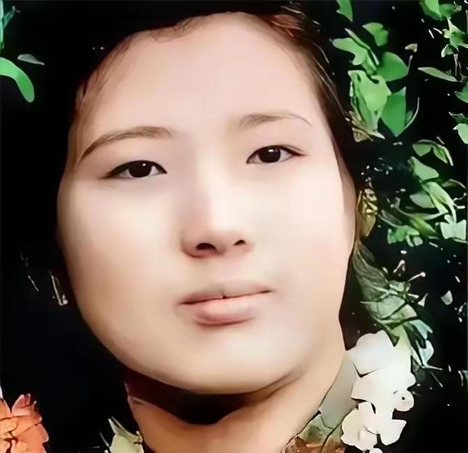 1955年，武汉女大学生吴明珠，放弃了城里的工作，趁父母不注意，连夜逃往新疆，父
