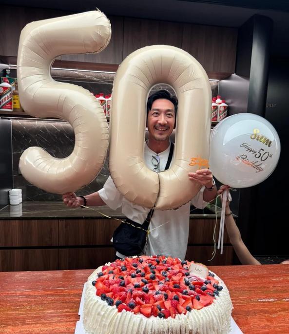 李灿森晒照庆贺50岁生日