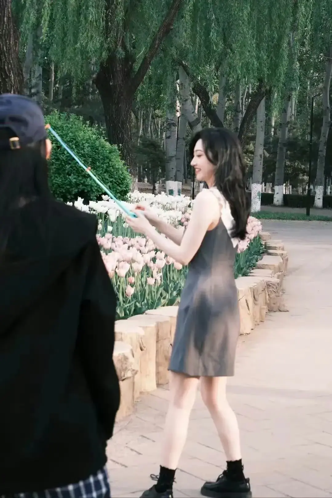 景甜赏花引发千人围观：这腰臀比太危险了！​