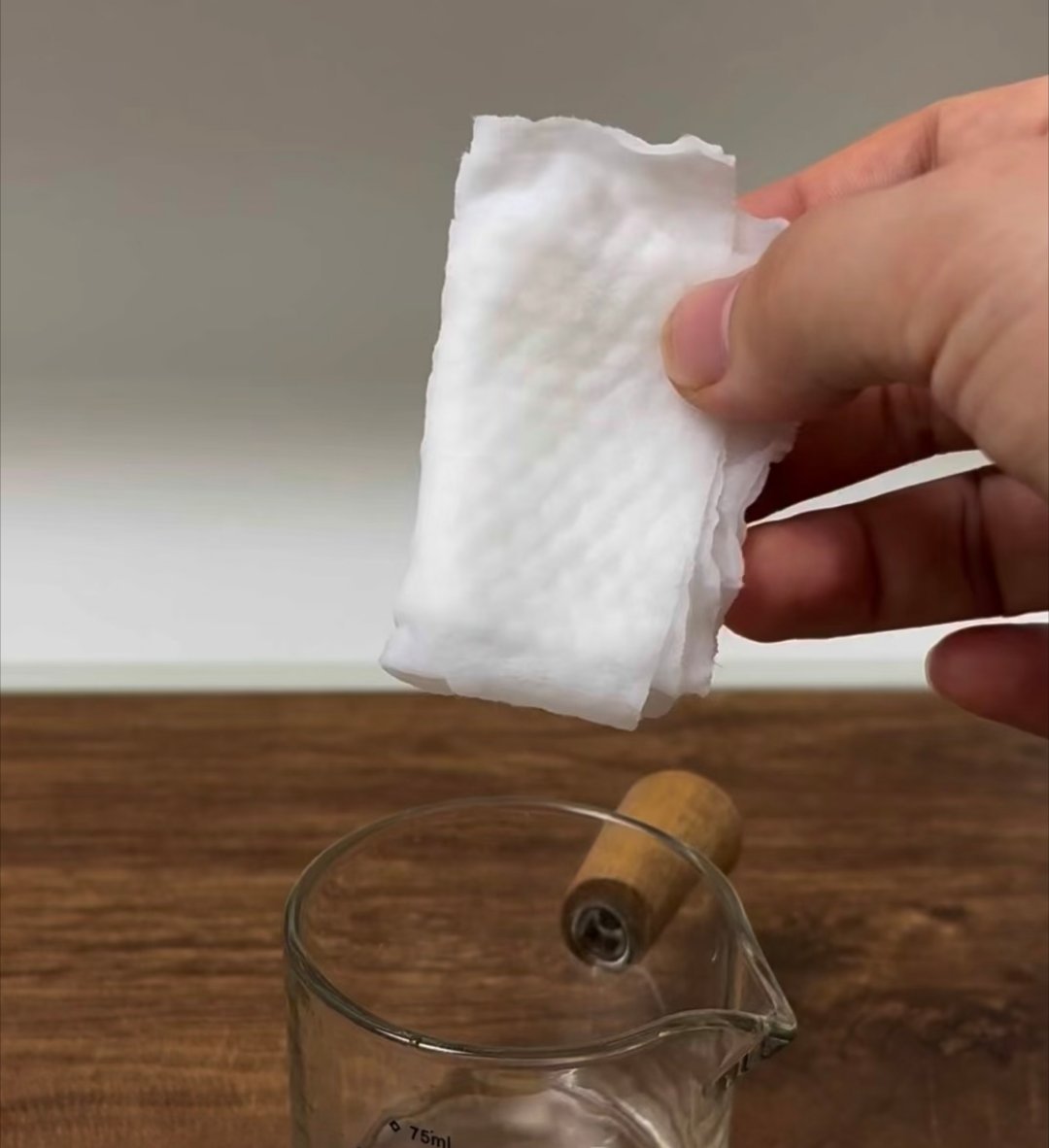 真给我看愣了。给宝宝擦手擦嘴的东西，天天往脸上糊，结果藏着这玩意儿？商家心不疼吗