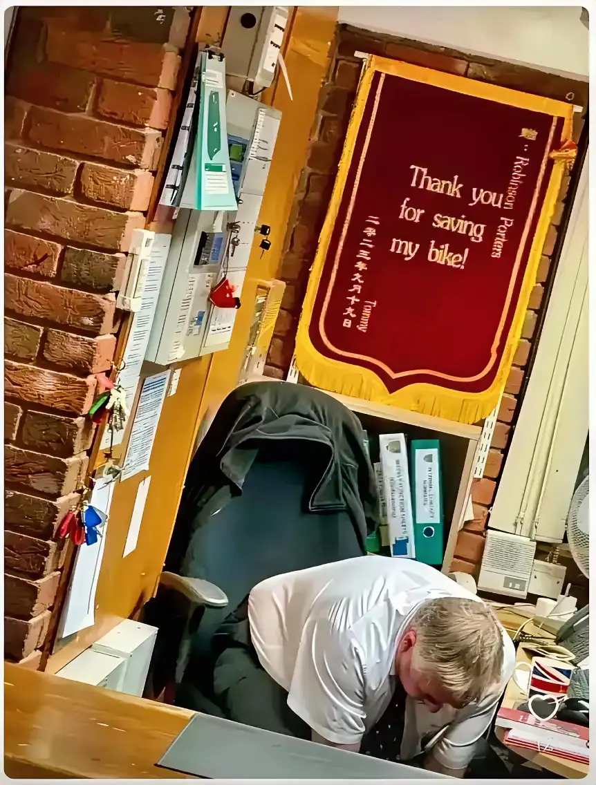 剑桥大学门卫大爷收到的锦旗！