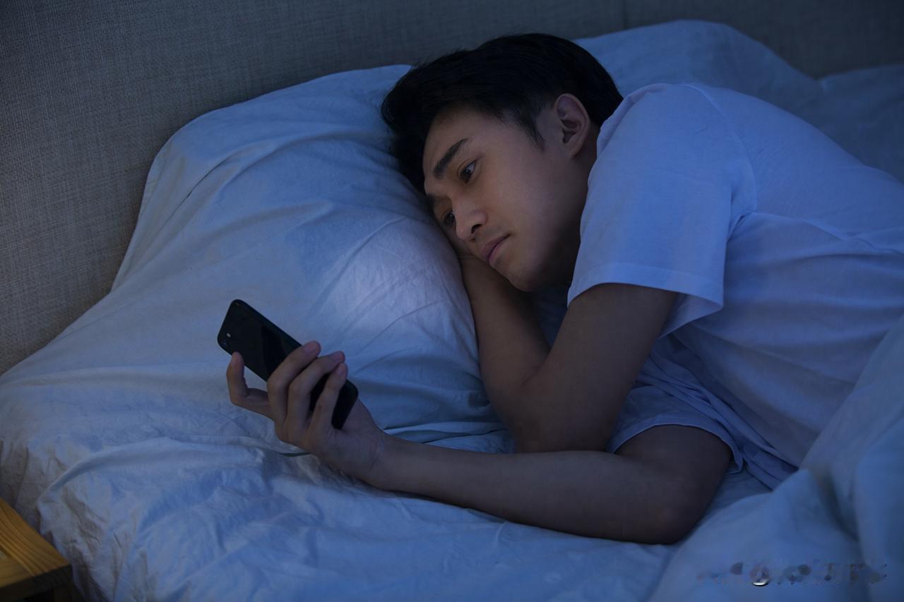 河南南阳，男子深夜难耐，在浏览黄色网站时，屏幕上突然蹦出一个弹窗，写着同城约炮、