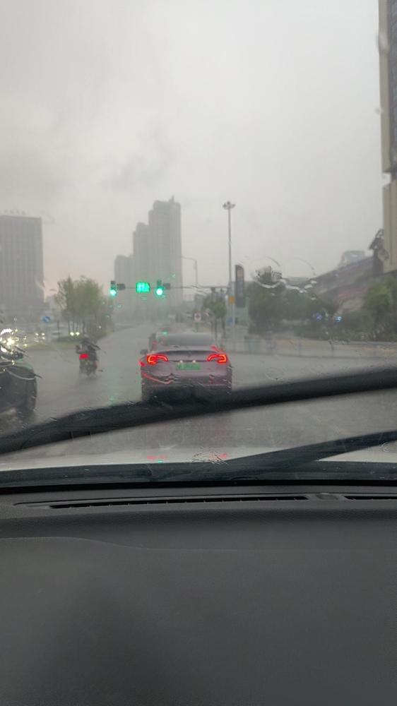嘿嘿，该我们司机傲娇了吧？37岁跑网约车快三年，这种暴雨天的“赚快钱”机会，