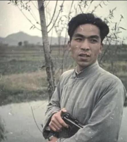 1947年，地下党被处决前婉拒房东送的断头饭：“我吃不下”，房东弯腰轻声说：“这