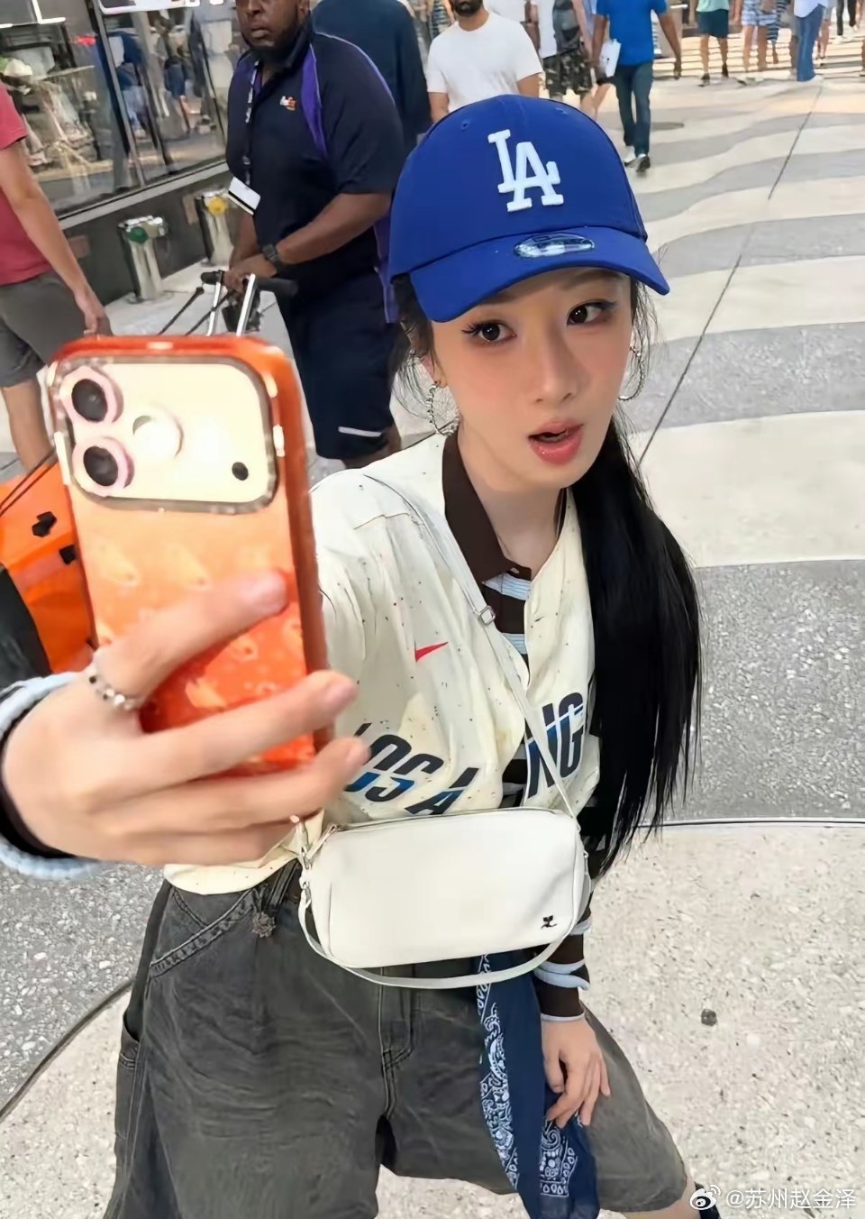 7月18日，杨紫观看棒球赛，穿道奇的队服，戴道奇的帽子，在洋基的主场，道奇赢了！