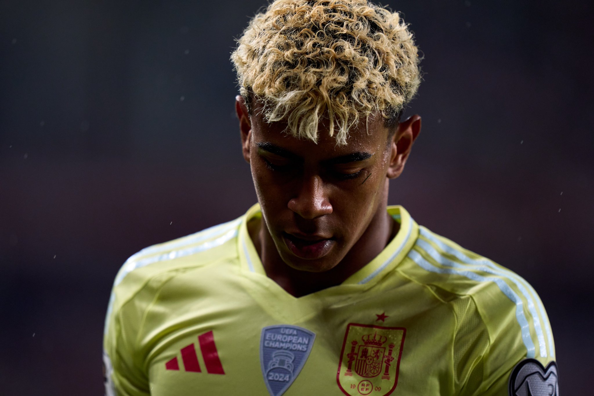 西足协官方: 亚马尔退出本期名单, 不满未被告知他接受治疗