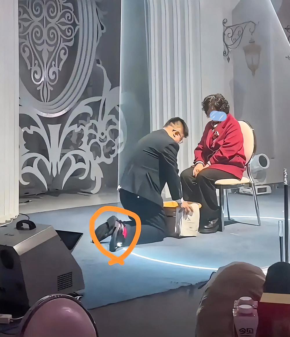这下好了！全国网民都知道了！婚礼现场新郎给老母亲洗脚，还拉上新娘一起“表演”，幸