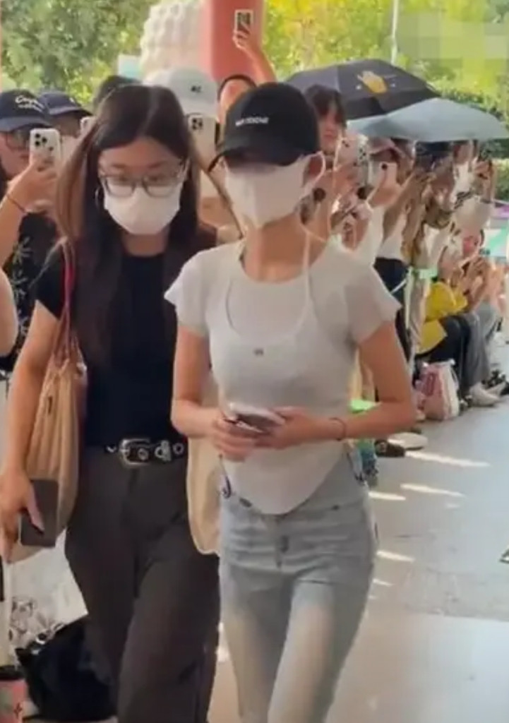 “天价耳环”事件已经彻底结束了。黄杨钿甜出来现身了，她开始补拍《冰湖重生》，