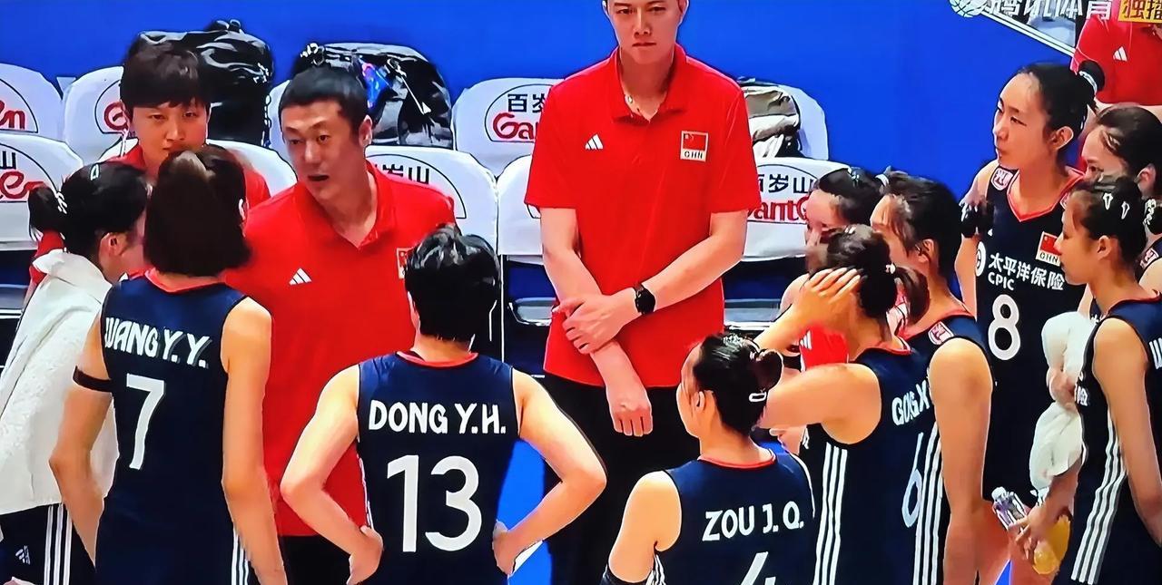 中意女排激战正酣，暂失两大杀器的中国队连失三局不敌意大利！两队