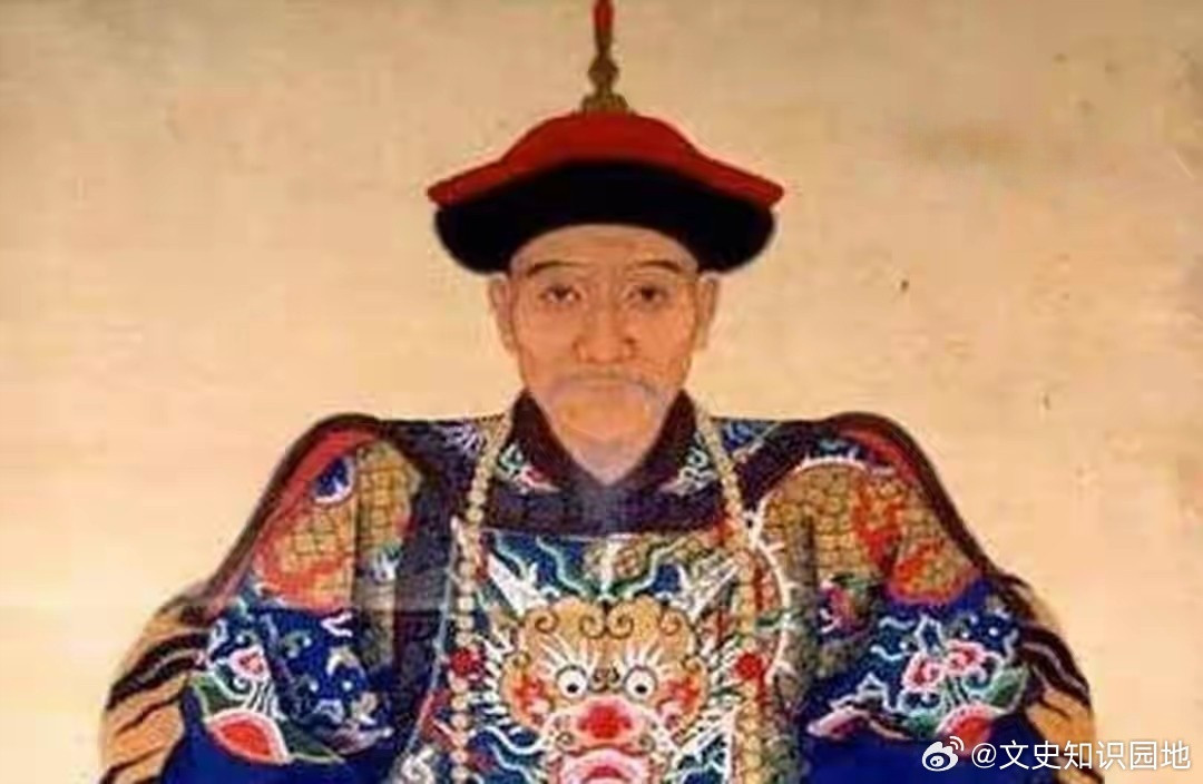 1676年，福州城楼上，耿精忠手捧降表，跪地请降。当清军将领接过文书时，他额头