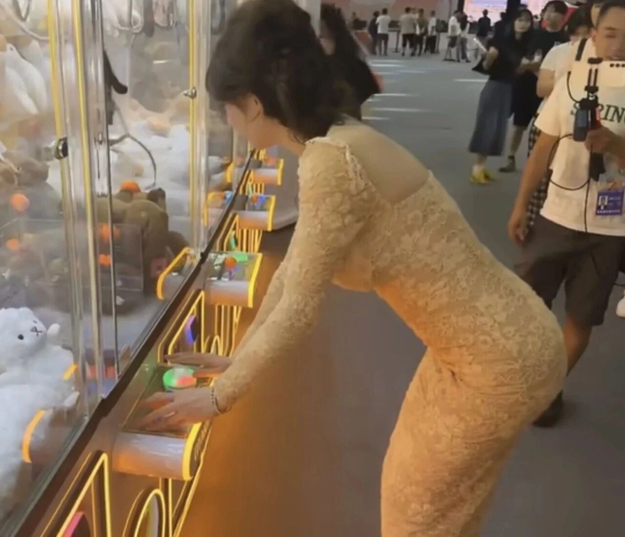 知名游戏主播寅子线下追星米娜，盛赞其颜值线上线下一样惊艳想必大家都知道舞蹈区顶流