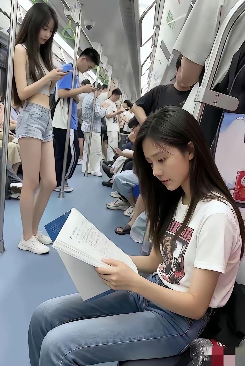 地铁上的即时抓拍，两个漂亮女孩会有不同的人生路。玩手机、读书，不同的选择肯定是不