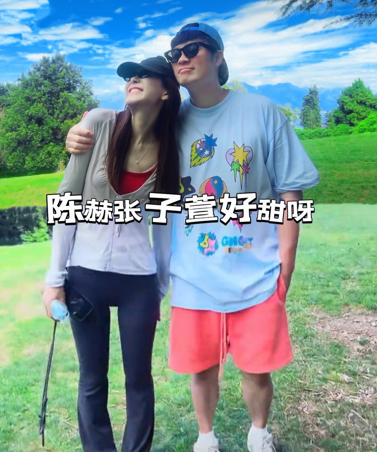 陈赫张子萱好甜呀！陈赫又撒狗粮了，分享跟老婆在草原上的合照，甜蜜搂肩好恩爱#陈赫