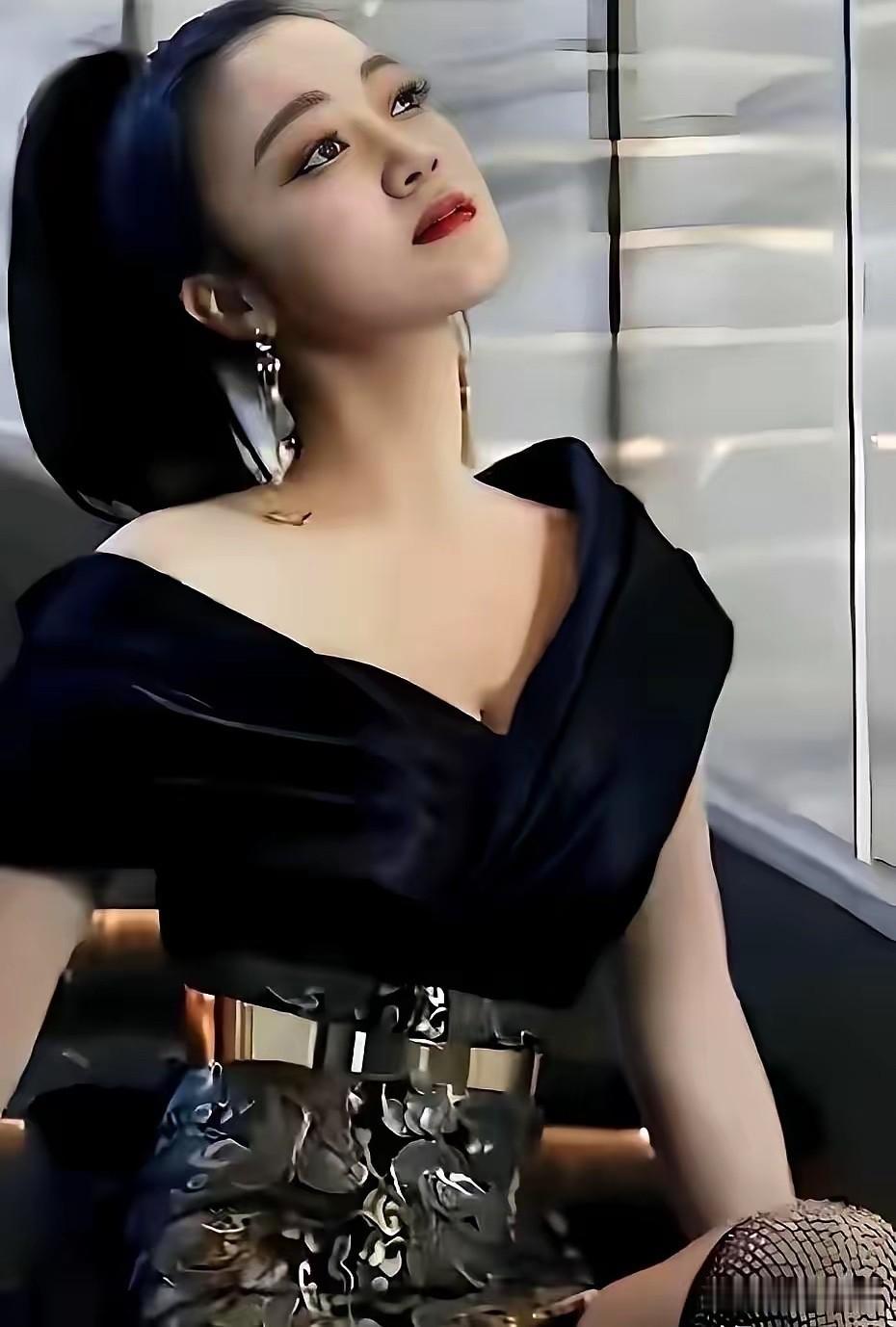 王小玮离婚后，不知有多少人想娶她为妻。她穿着龙纹礼服站上戛纳红毯，前夫王小海却