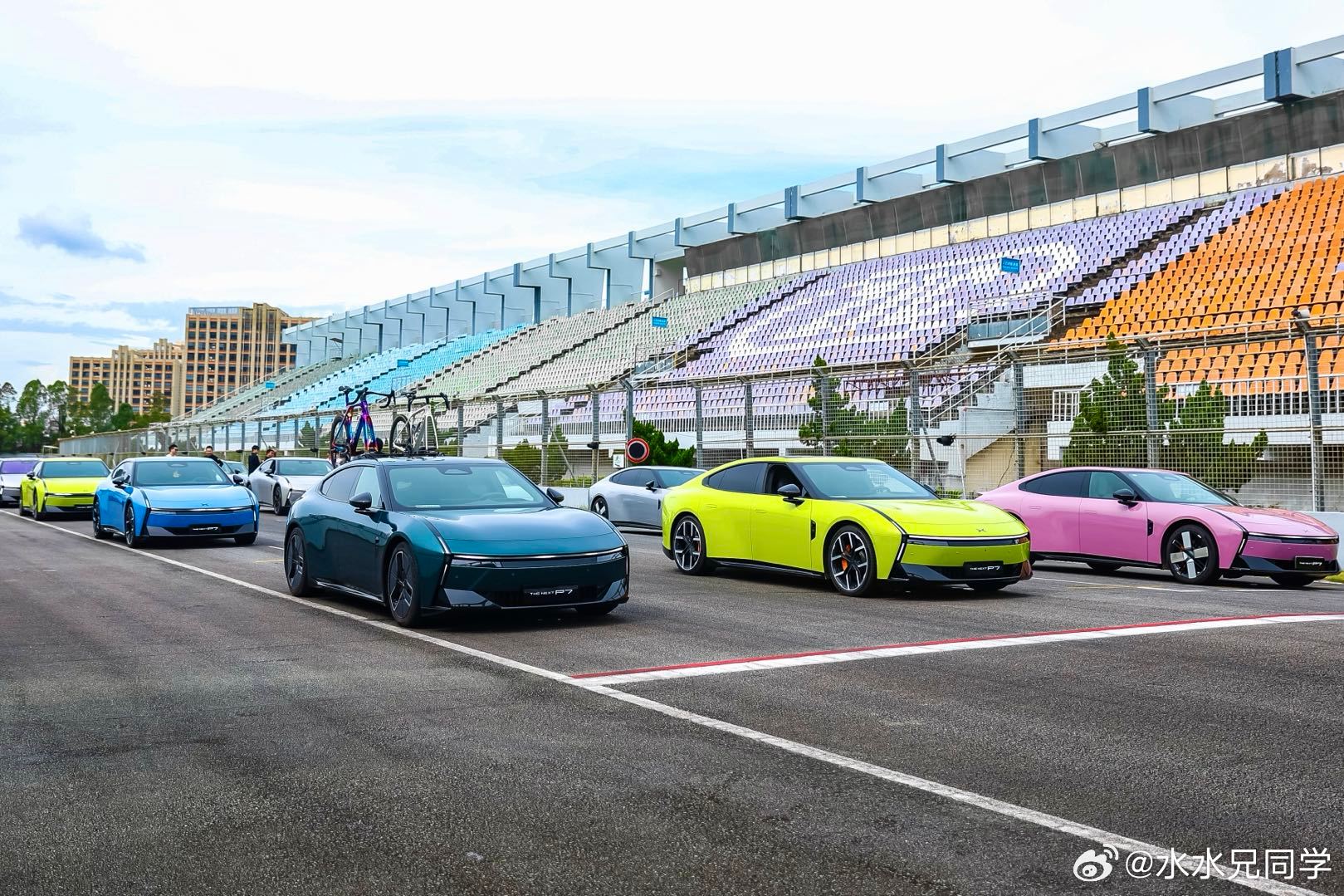 上上赛道烧烧胎搞点漂移，中国汽车绝对不会只在方盒子无操控大空间中打转，还会有自己