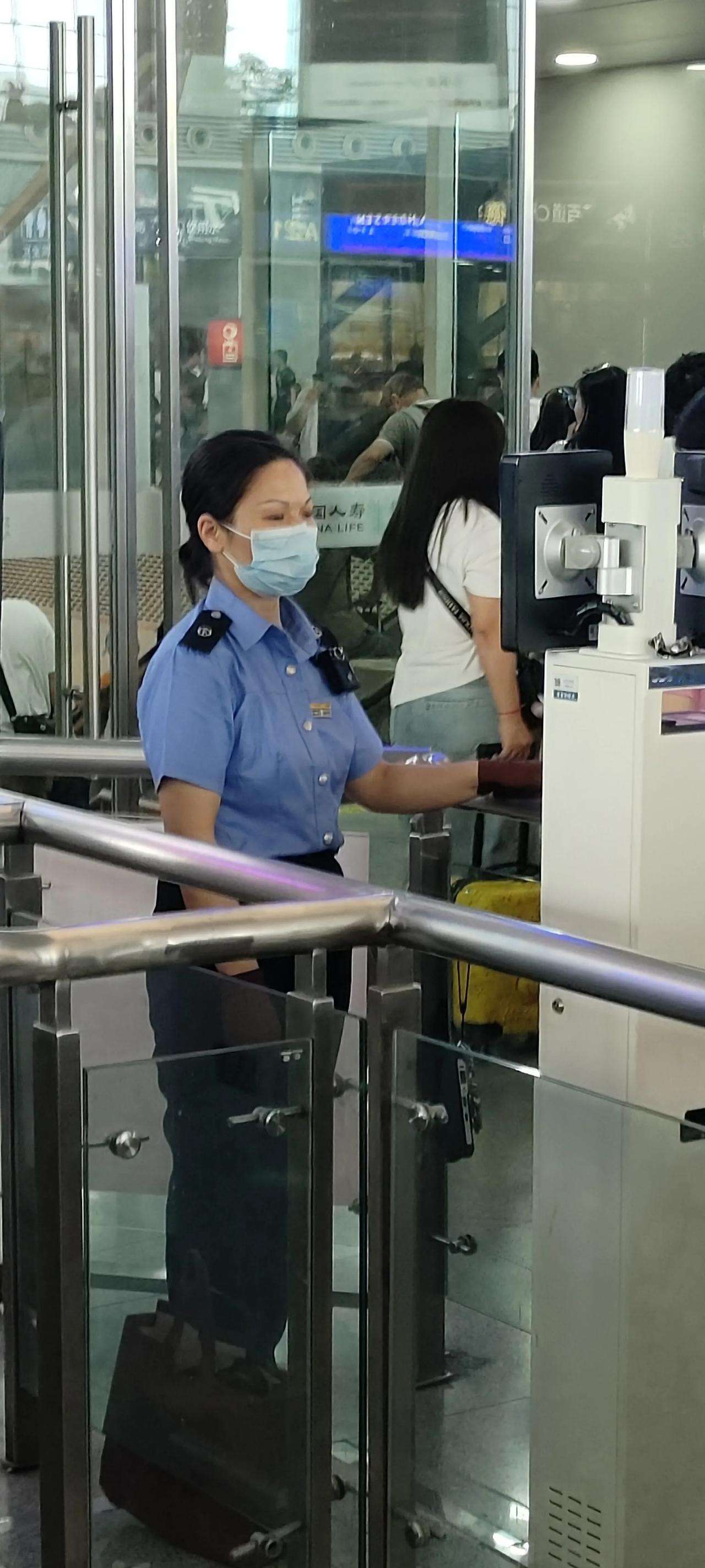 退役军算军人吗？今天有幸在成都东站乘坐G2239次列车，在检票口的显示屏写着军人