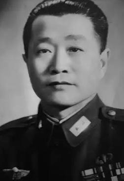 1927年，周恩来被捕，审讯他的人推开门，愣住了。他支开所有看守，关上门，凑到周