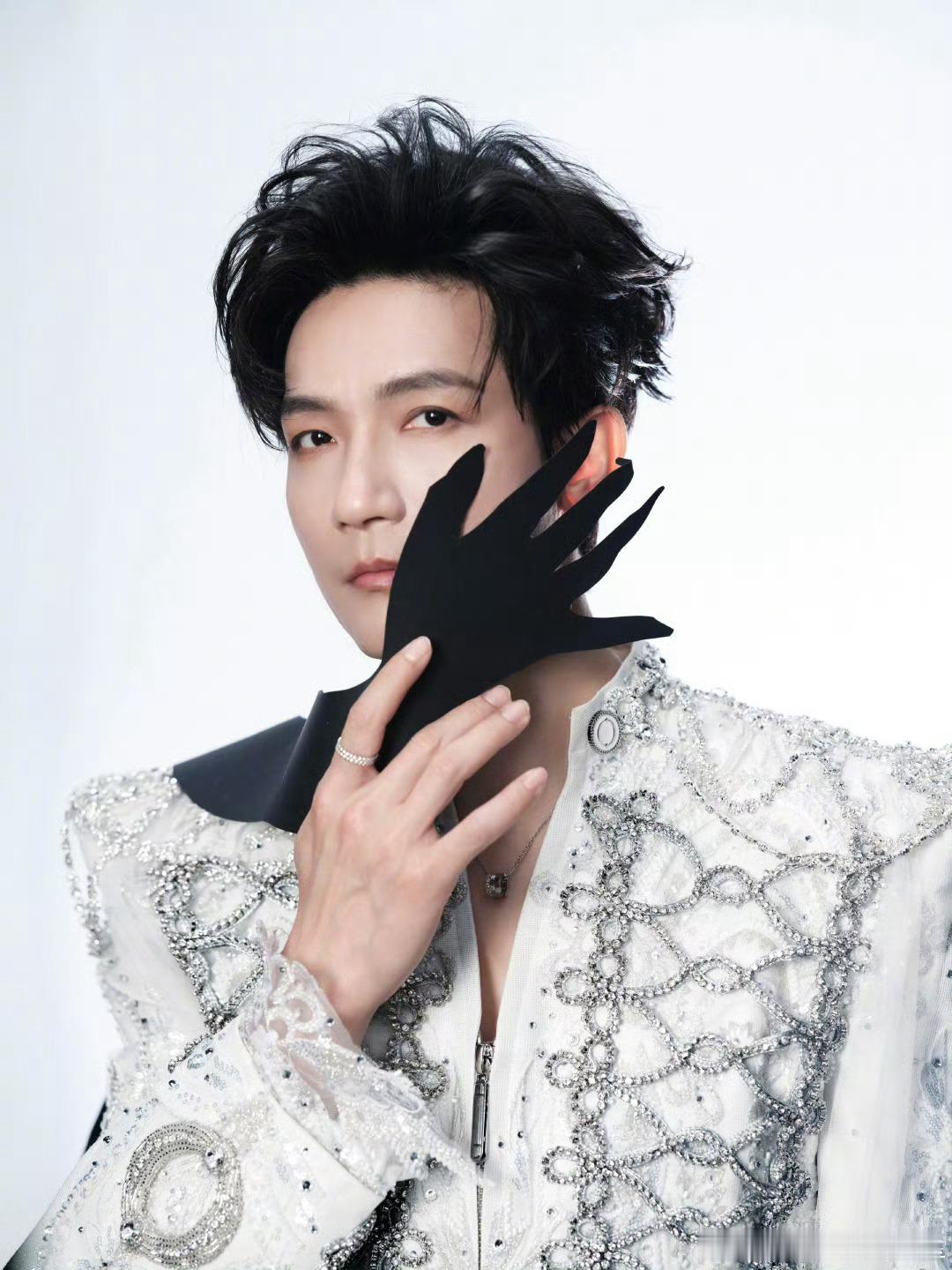 陈楚生伟大的ending曲陈楚生原来我一直不孤单哭着听完陈楚生的《原来我一直不孤